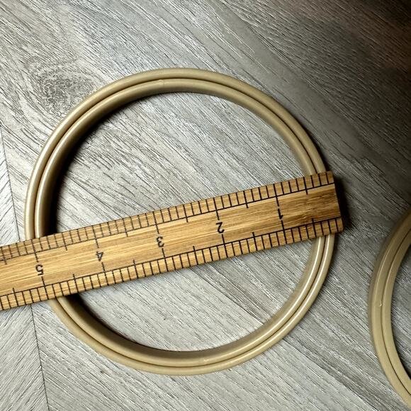 Lot of 2 Vintage 5" Plastic Embroidery Hoops Taiwan Beige Needepoint - Picture 4 of 4